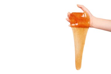 el, şeffaf oyuncak ile turuncu sümük oynayan çocuk