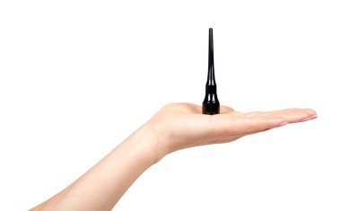 Siyah sıvı kalem, göz makyajı fırçası ile el.