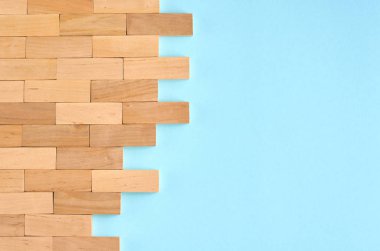 Mavi arka plan kompozisyonu üzerinde kahverengi ahşap bloklar fikir.