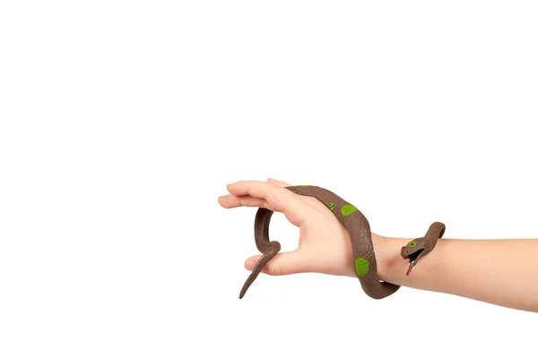 Kinderen hand met nep slang speelgoed, rubber dier voor spel. — Stockfoto