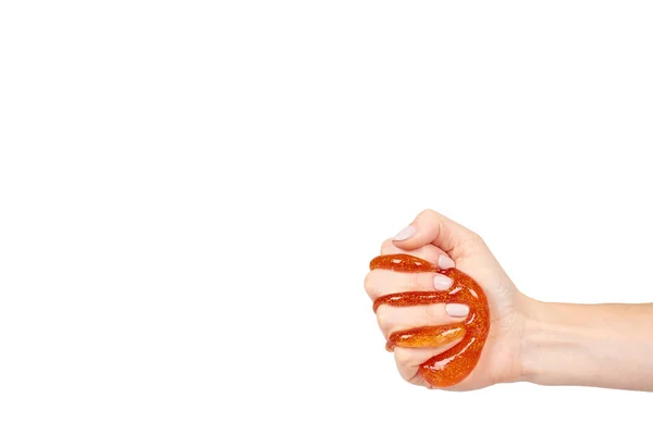 Criança jogando lodo laranja com a mão, brinquedo transparente — Fotografia de Stock