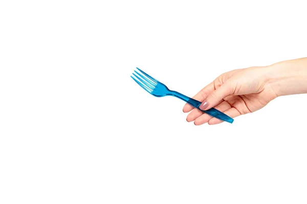 Рука с голубой пластиковой вилкой, одноразовая посуда . — стоковое фото