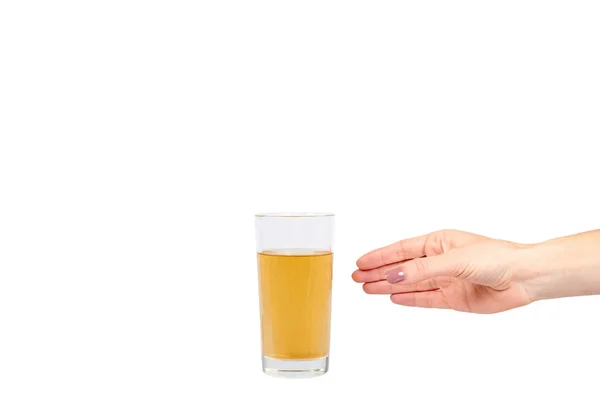 Χέρι με φρέσκο χυμό μήλου σε ένα ποτήρι, υγιές ρόφημα. — Φωτογραφία Αρχείου