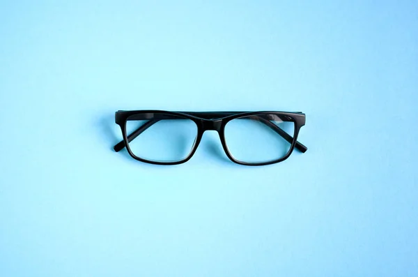 青い背景構成の黒い眼鏡、眼鏡. — ストック写真