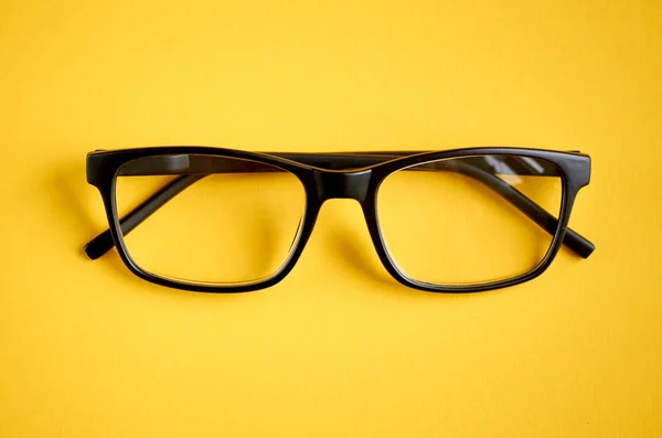 黄色の背景構成に黒いメガネ、眼鏡. — ストック写真