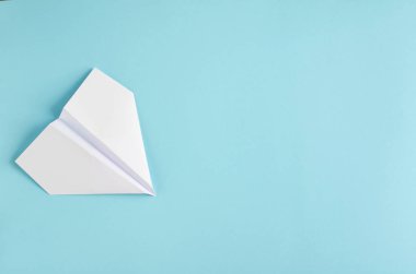 Mavi arka plan kompozisyonu üzerinde beyaz kağıt düzlem.