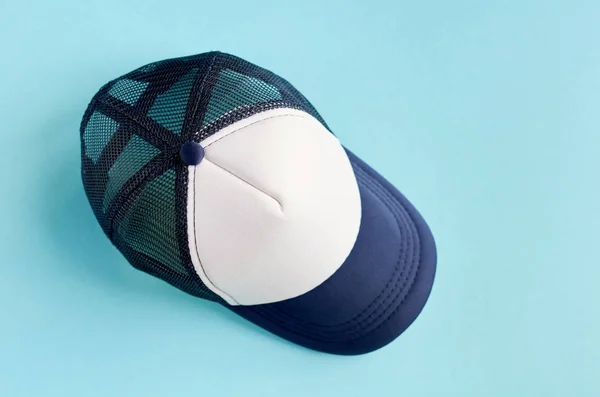 Καπέλο του μπέιζμπολ σε μπλε φόντο σύνθεση. Επίπεδη ωοτοκίδα — Φωτογραφία Αρχείου