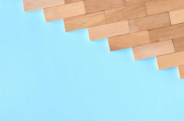 茶色の木製のブロックは、青の背景構成にアイデア. — ストック写真