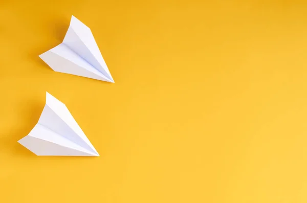 White Paper vliegtuigen op gele achtergrond compositie. — Stockfoto
