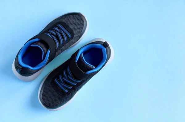 青い背景構成のスニーカー、ランニング用の靴. — ストック写真