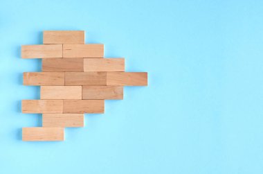 Kahverengi ahşap bloklar gemi veya mavi arka plan kompozisyon ok fikir.