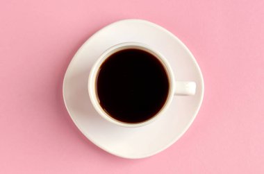 Pembe arka plan kompozisyon üzerinde kahve fincanı. Düz yatıyordu