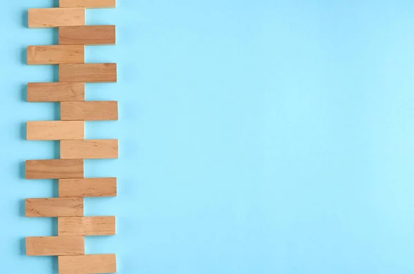 Bruin houten blokken idee op blauwe achtergrond samenstelling. — Stockfoto