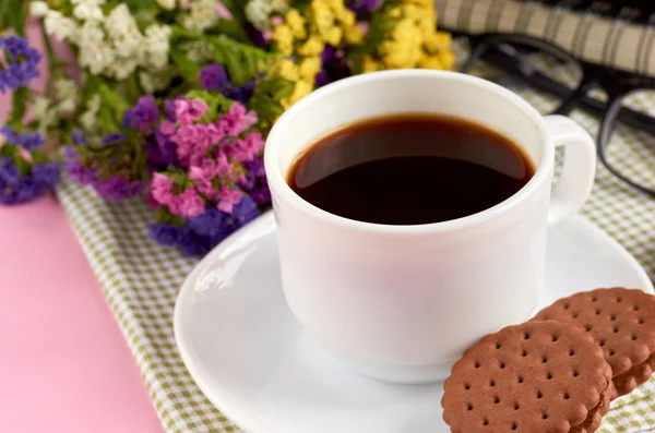 咖啡杯与饼干，闹钟，鲜花，玛斯卡拉，粉红色背景组成. — 图库照片