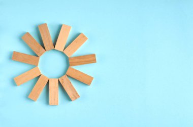 Kahverengi ahşap bloklar güneş veya mavi arka plan kompozisyon u star şekil fikri.