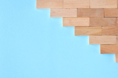 Mavi arka plan kompozisyonu üzerinde kahverengi ahşap bloklar fikir.