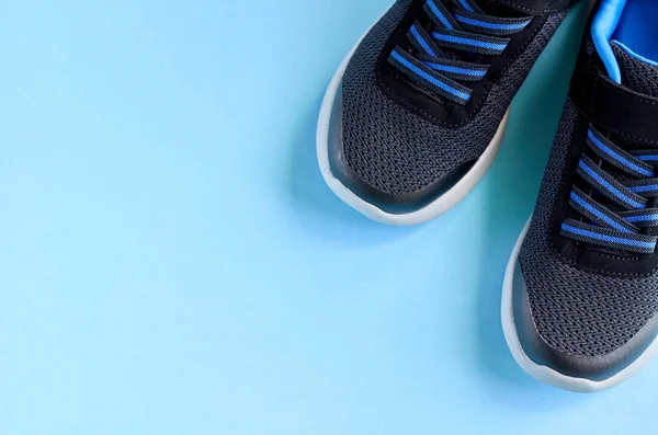 青い背景構成のスニーカー、ランニング用の靴. — ストック写真