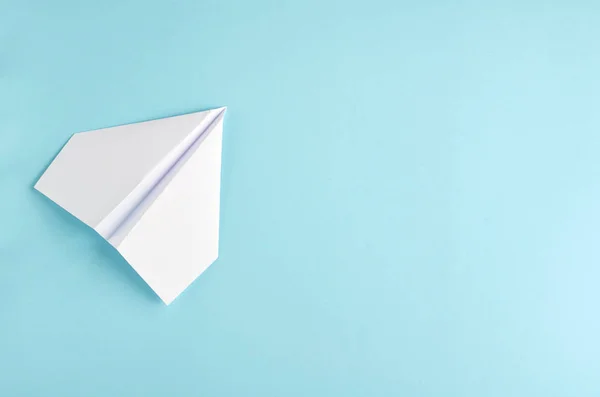 Wit papier vliegtuig op blauwe achtergrond compositie. — Stockfoto