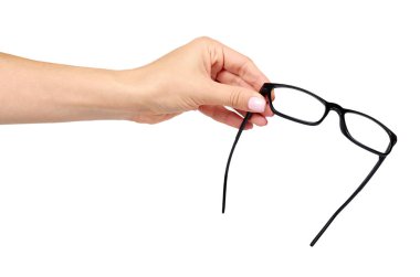 Siyah gözlüklü el, göz optik düzeltme aracı.
