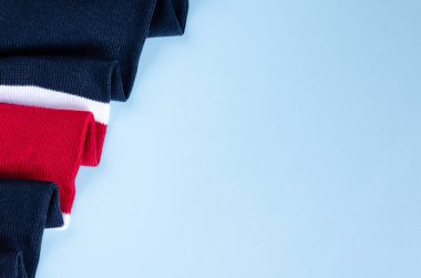 Mavi arkaplanda çizgili pamuk eşarp bileşimi.