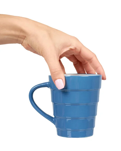 Mano con tazza di ceramica blu, tazza per caffè e tè, ceramica da cucina . — Foto Stock