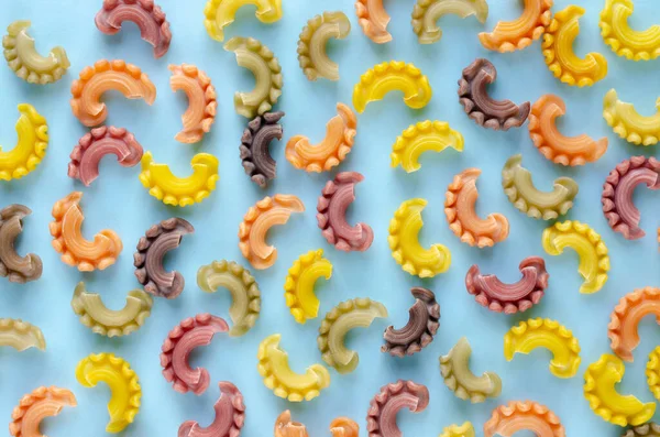 Gekleurde pasta compositie op blauwe achtergrond. Vlakke plaat — Stockfoto