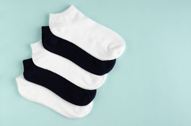 Mavi arka planda çocuk çorapları kompozisyonu. Düz yatıyordu.