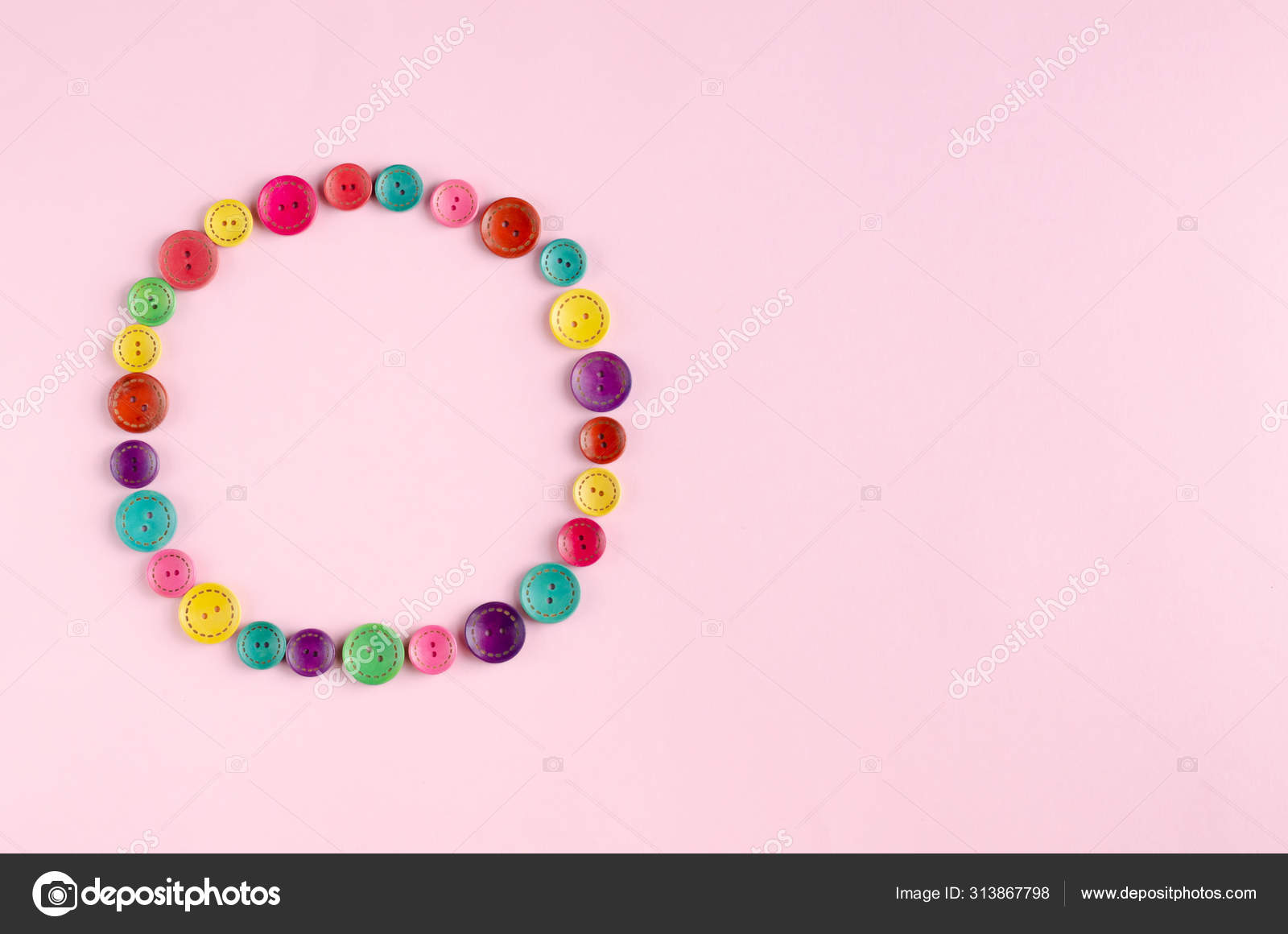Colorido costura botões composição no fundo rosa . fotos, imagens de ©  Toxitz #313867798