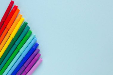 Mavi arkaplanda renkli keçeli kalem bileşimi.