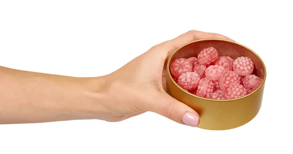 Różowe malinowe cukierki w metalowym pudełku. Pyszne owoce karmelowe słodycze w pojemniku. — Zdjęcie stockowe