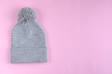 Pembe arka planda gri pamuklu şapka kompozisyonu. Düz yatıyordu.