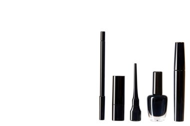 Siyah maskara, oje ve ruj, göz makyaj fırçası.