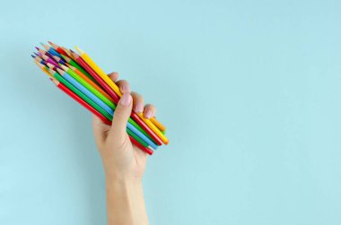 Mavi arkaplanda renkli kalem kompozisyonu.