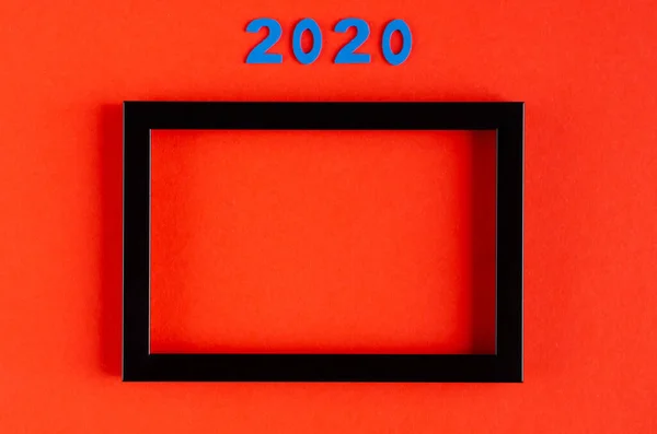 Numărul 2020 și compoziția cadrului negru din lemn pe fundal roșu, Anul Nou și sărbătoarea de Crăciun . — Fotografie, imagine de stoc