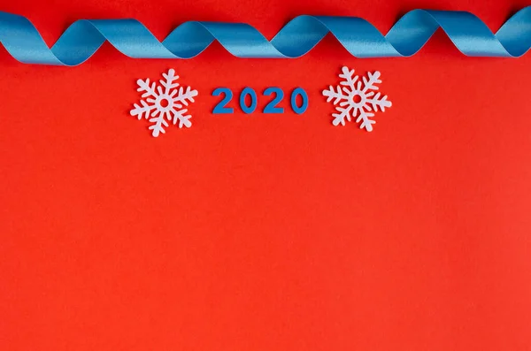 Numărul 2020, panglică albastră și fulgi de zăpadă albi compoziție pe fundal roșu, Anul Nou și sărbătoare de Crăciun . — Fotografie, imagine de stoc