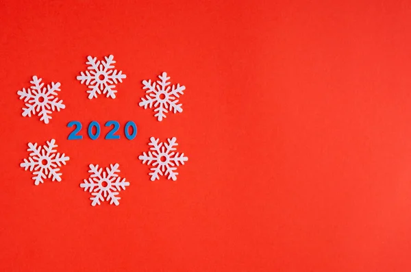 Antal 2020 och vita snöflingor sammansättning på röd bakgrund, nyår och jul semester. — Stockfoto