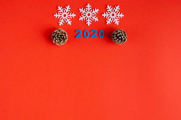 2020号，红底松果及雪片组合，新年及圣诞假期. — 图库照片