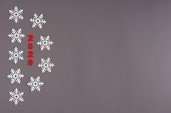 红色数字2020和黑色背景下的白色雪花组成，新年和圣诞节假期. — 图库照片
