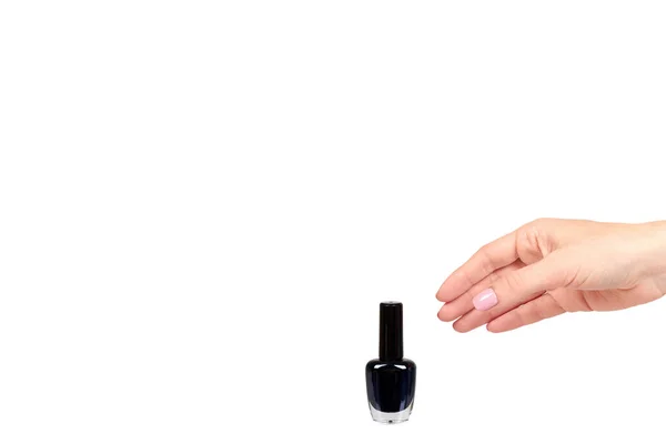 Ręka z czarną butelką do paznokci, piękno i Pielęgnacja. — Zdjęcie stockowe
