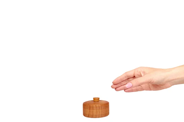 Χέρι με ξύλινο δοχείο, στρογγυλή θήκη. Μεμονωμένο φόντο — Φωτογραφία Αρχείου