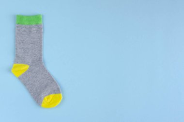 Mavi arka planda çocuk çorapları kompozisyonu. Düz yatıyordu.