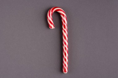 Koyu arkaplanda kırmızı noktalı şeker kompozisyonu, Yeni Yıl ve Noel tatili.