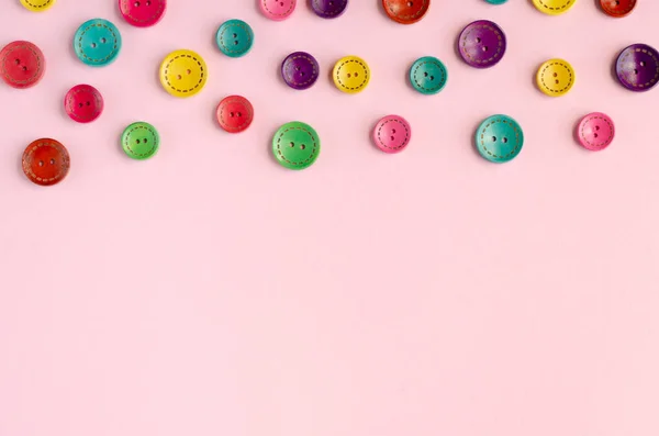 Composición de botones de costura de color sobre fondo rosa . — Foto de Stock