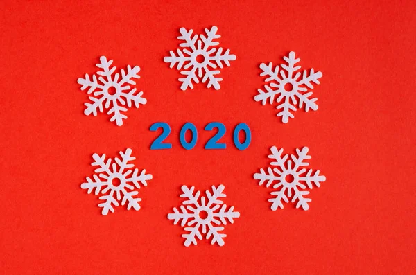 Nummer 2020 en witte sneeuwvlokken compositie op rode achtergrond, Nieuwjaar en kerstvakantie. — Stockfoto