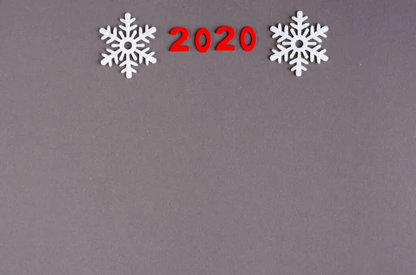 Numărul roșu 2020 și compoziția fulgilor de zăpadă albi pe fundal întunecat, Anul Nou și sărbătoarea de Crăciun . — Fotografie, imagine de stoc