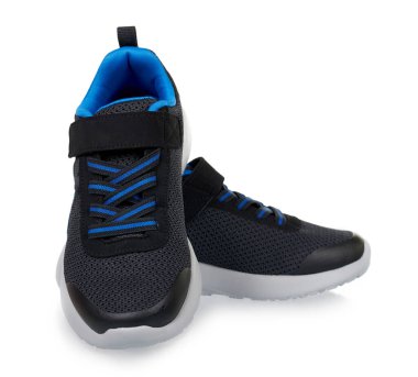 Koşmak için siyah spor ayakkabılar. Çocukların ayak giyimi.