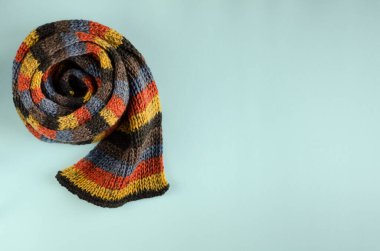 Mavi arka planda yünlü eşarp kompozisyonu. Düz yatıyordu.