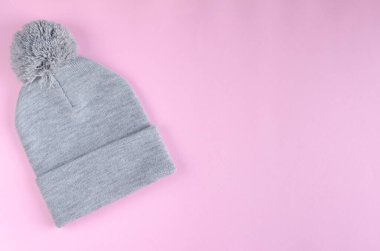 Pembe arka planda gri pamuklu şapka kompozisyonu. Düz yatıyordu.