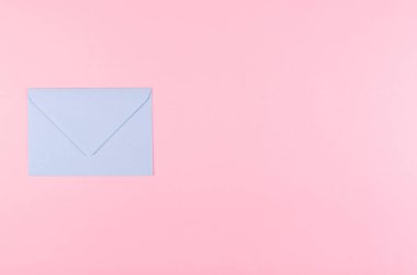 Pembe arkaplanda mavi kağıt kompozisyonu.