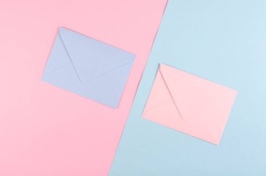 Pembe arkaplanda mavi kağıt kompozisyonu.